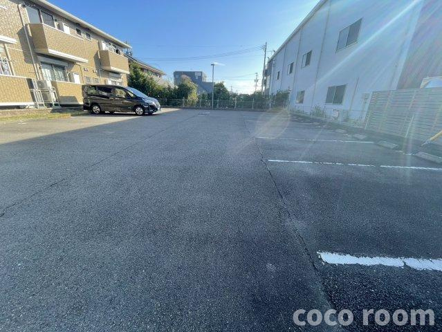 ヴィラ サンマリンの駐車場