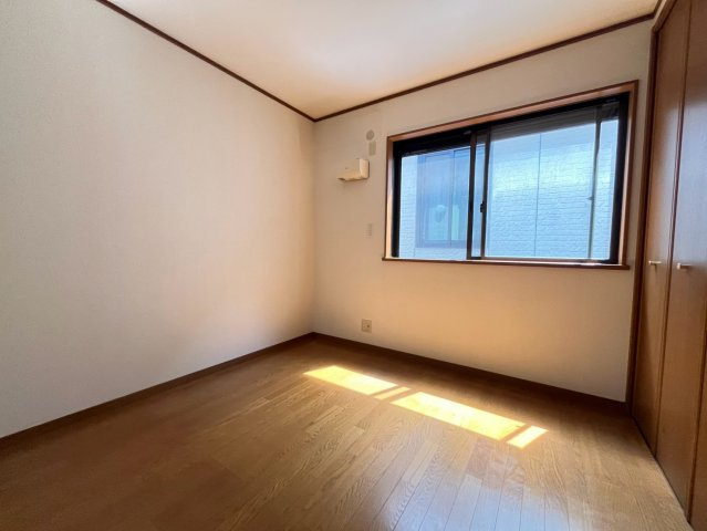 陸ノ町戸建の洋室