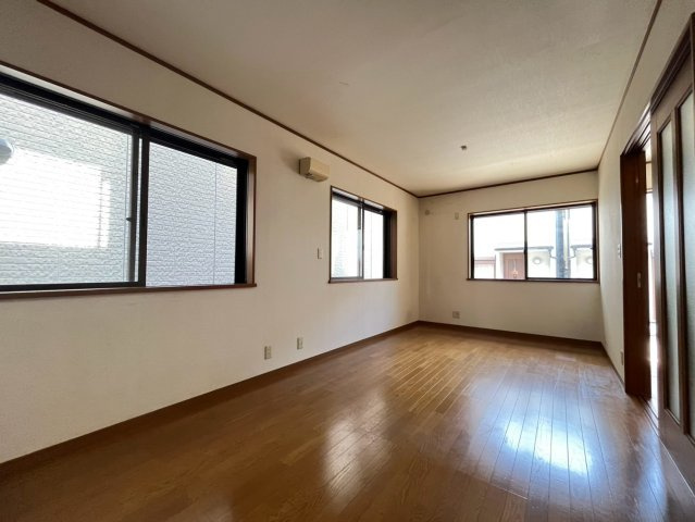 陸ノ町戸建の居間・リビング