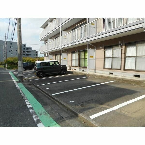 多摩市諏訪１丁目の賃貸マンションの駐車場