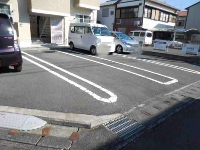 メリーカーサの駐車場