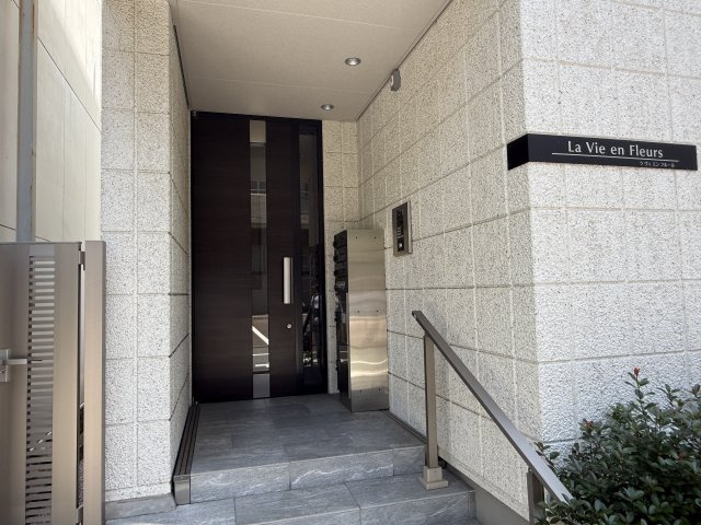Ｌａｖｉｅｅｎ　Ｆｌｅｕｒｓのエントランス