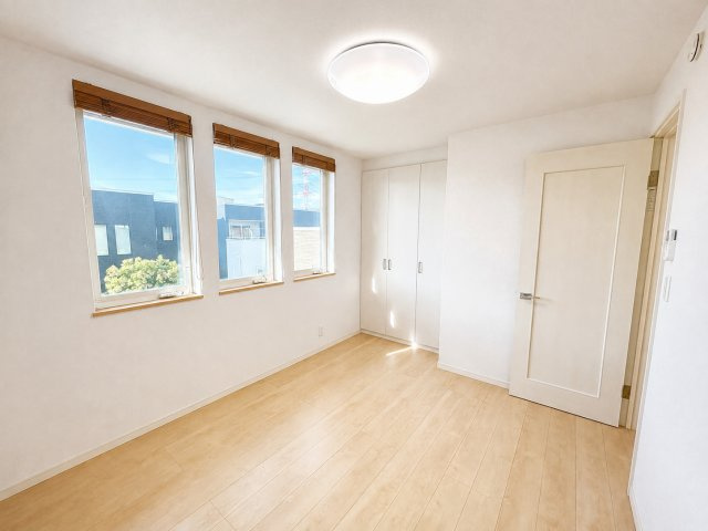 守谷市松並青葉２丁目の一戸建ての洋室|3つの窓から光が差し込む洋室♪※ブラインド・照明は残置物です