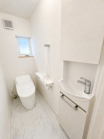 守谷市松並青葉２丁目の一戸建てのトイレ|窓付き1Fトイレ♪独立手洗い器付き。※温水洗浄便座は残置物