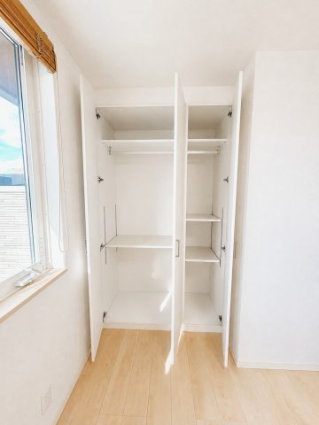 守谷市松並青葉２丁目の一戸建ての収納|ハンガーパイプと棚付きで、衣類や荷物を整理しやすい洋室収納