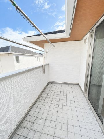 守谷市松並青葉２丁目の一戸建てのバルコニー|広々としたバルコニー、物干しスペースもあり毎日の洗濯に便利です