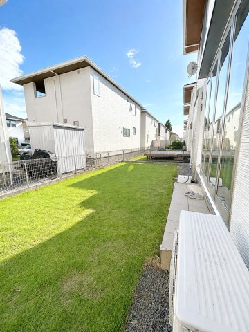 守谷市松並青葉２丁目の一戸建ての庭|広々とした芝生のお庭で、開放感のある暮らしを楽しめます。