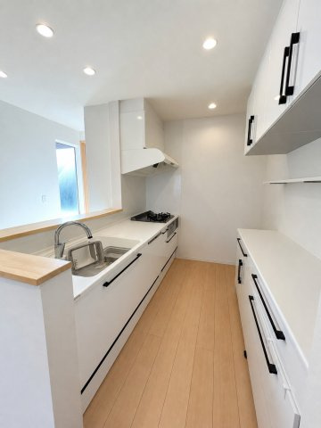 守谷市松並青葉２丁目の一戸建てのキッチン|白を基調とした清潔感あるキッチン♪収納豊富で使い勝手も◎
