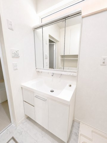 守谷市松並青葉２丁目の一戸建ての洗面所|三面鏡付き洗面化粧台♪鏡裏・洗面台下に収納を備えています