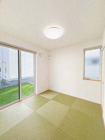 守谷市松並青葉２丁目の一戸建ての和室|庭を望む1階和室♪自然を身近に感じながらゆったり過ごせます