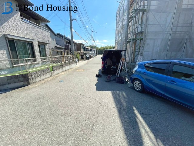 角地に付き開放感あり　大久保町松陰山手1期　新築6区画　1号棟の前面道路含む現地写真
