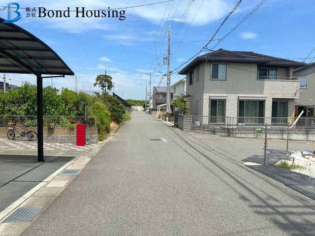 角地に付き開放感あり　大久保町松陰山手1期　新築4区画　1号棟の前面道路含む現地写真
