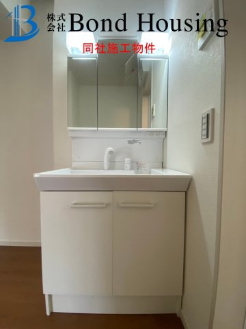 WIC完備収納豊富　大久保町松陰山手1期　新築4区画　2号棟の独立洗面台