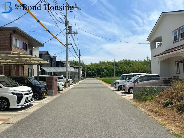 WIC完備収納豊富　大久保町松陰山手1期　新築4区画　2号棟の前面道路含む現地写真