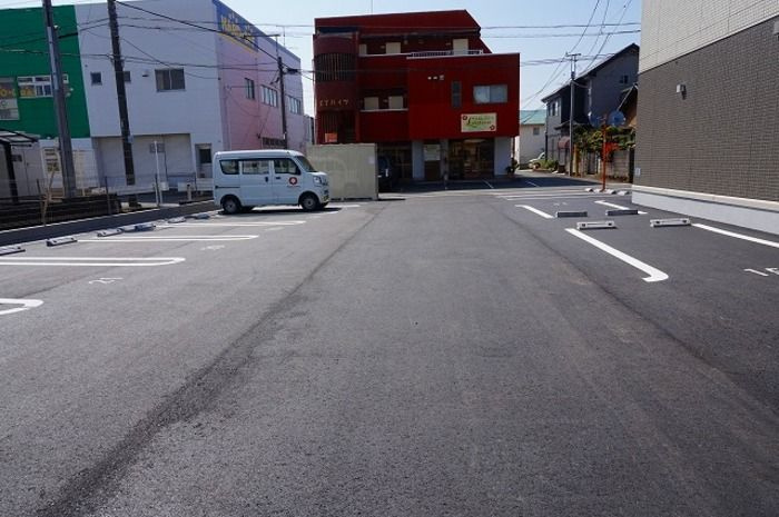 グランシャリオＮの駐車場