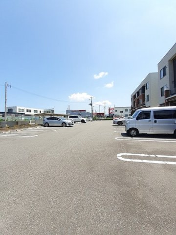 カレントレジデンス女池Ⅱの駐車場