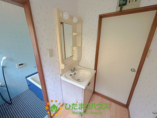羽生市上岩瀬1期　中古一戸建ての独立洗面台