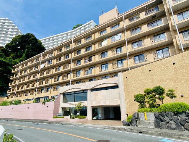 ライオンズマンション熱海の外観|135号線沿いに建っています