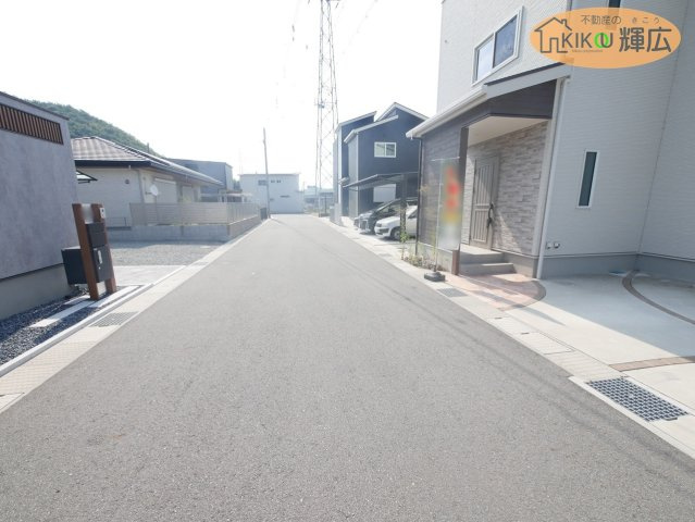 姫路市奥山　中古戸建の前面道路含む現地写真