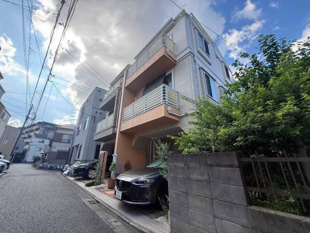 世田谷区千歳台3丁目　中古戸建の前面道路含む現地写真|2026.08.06撮影

現地ご見学希望・資料請求などお気軽にお問い合わせ下さい！
03-5990-5201