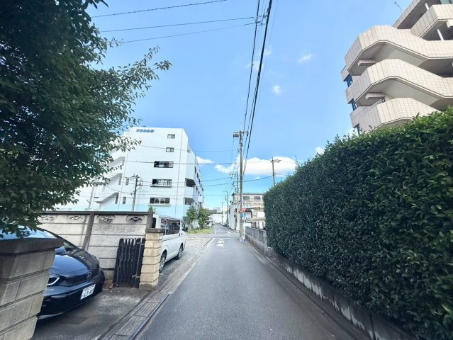 世田谷区千歳台3丁目　中古戸建の前面道路含む現地写真|2026.08.06撮影

現地ご見学希望・資料請求などお気軽にお問い合わせ下さい！
03-5990-5201