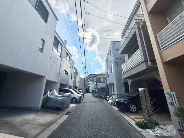 世田谷区千歳台3丁目　中古戸建の前面道路含む現地写真|2026.08.06撮影

現地ご見学希望・資料請求などお気軽にお問い合わせ下さい！
03-5990-5201