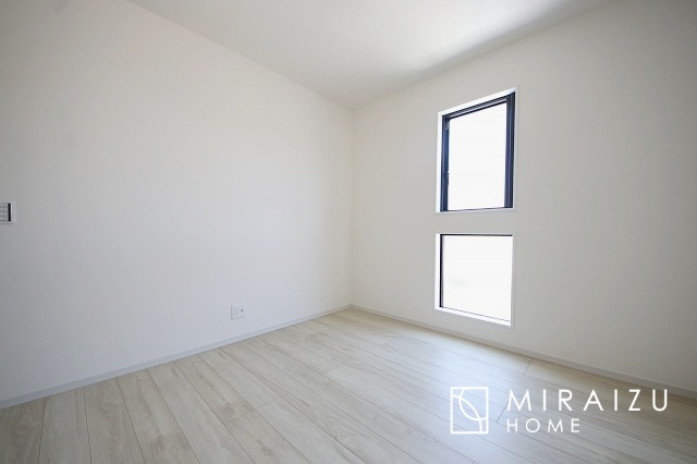 【子供部屋】 | お子様のお部屋にも主寝室にも使えますね。窓が二面についていますので採光もばっちり、空気の入れ替えもOK！自分のお部屋を持ちたいお子様の夢を叶えます！