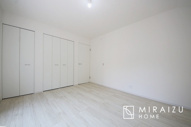 【子供部屋】 | 床のフローリングもオシャレな洋室が嬉しいです。独立性のある住宅ですので、各居室それぞれ、テイストの違うお部屋インテリア造りをしても面白いかもしれませんね！