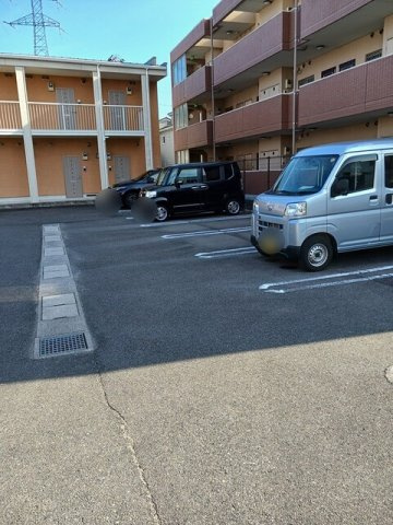 サンセール東野の駐車場