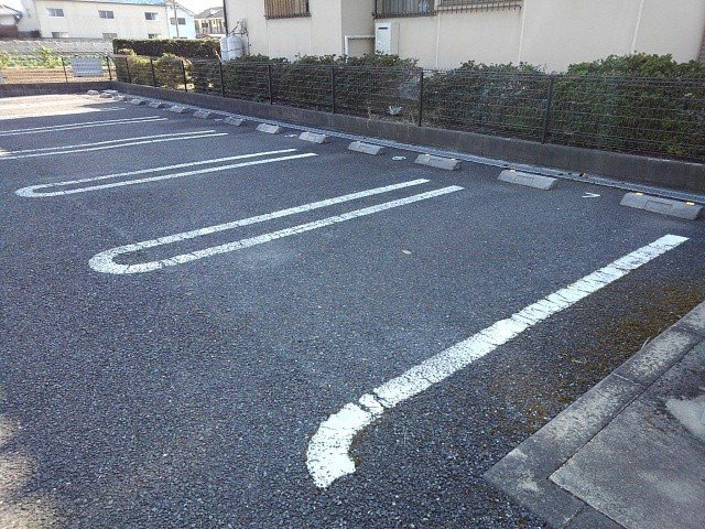 ソレアード萩山の駐車場