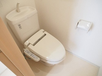 【トイレ】 | アンソレイエ飾磨　Ⅱ番館 | 落ち着いた色調のトイレです