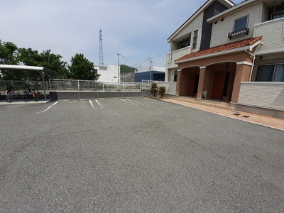 【駐車場】 | カサブランカＢ | 駐車場があるので、車を買う予定の方も安心です