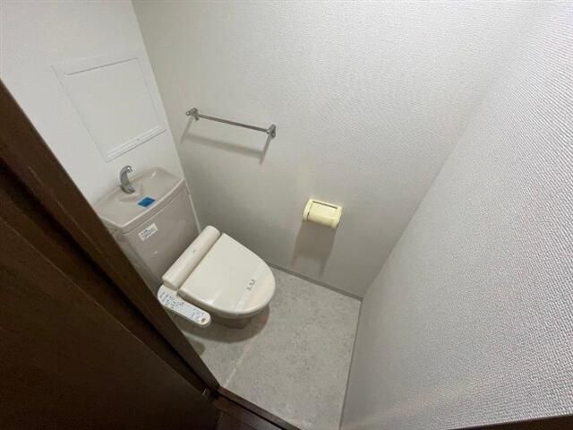 プラハ東京八丁堀のトイレ|コンパクトで使いやすいトイレです