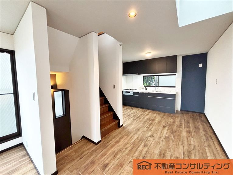神戸市灘区五毛通3丁目　中古戸建の居間・リビング|前面道路約6.7ｍで開放感があります♪窓も多く通風良好！