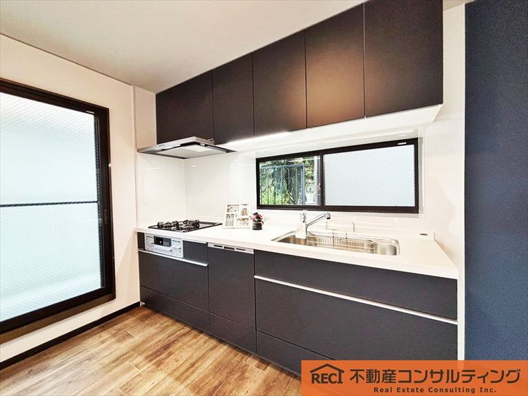 神戸市灘区五毛通3丁目　中古戸建のキッチン|広々屋根収納付き！趣味の道具もすっきり収納できます！