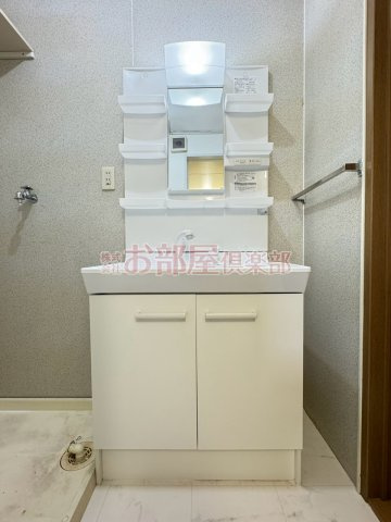 ハイフラワーコーポ Bの洗面所|明るい洗面所です