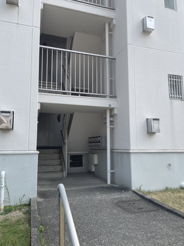 宝塚光明住宅2号棟のエントランス