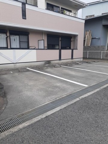ウエスト・ビレッジⅢ番館の駐車場