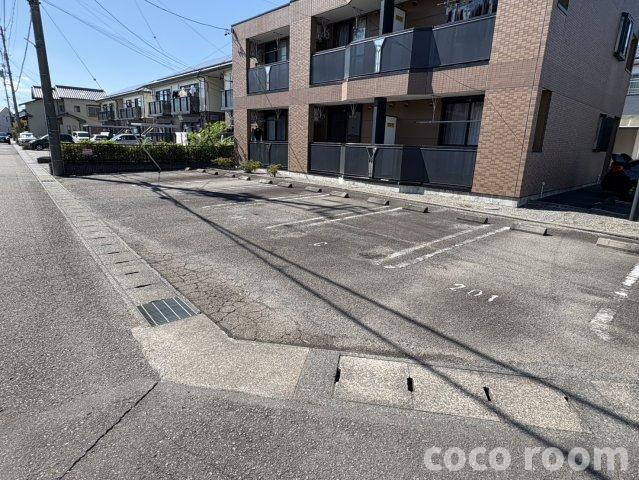コンフォールの駐車場