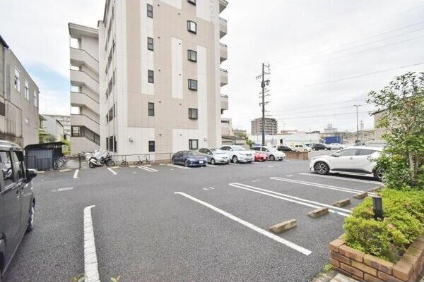 本州ビルⅢの駐車場