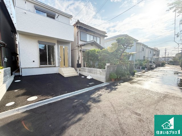 高石市羽衣　第1期　新築一戸建ての前面道路含む現地写真|周辺は閑静な住宅街！前面道路広々で車の出し入れも便利です。駐車が苦手な方でも安心して車庫入れできます！