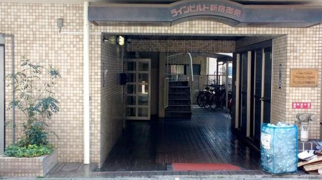ラインビルド新宿御苑のエントランス|ラインビルド新宿御苑
