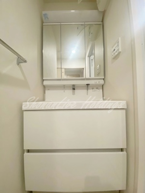 横浜市旭区二俣川２丁目の賃貸マンションの洗面所|人気の三面鏡独立洗面台♪
※同施工