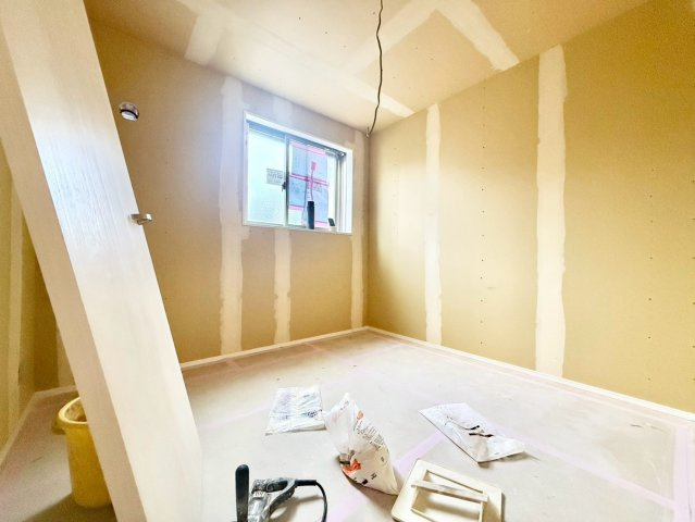 杉並区久我山5丁目　新築戸建の洋室|2026.08.03撮影

現地ご見学希望・資料請求などお気軽にお問い合わせ下さい！
03-5990-5201
