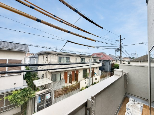 杉並区久我山5丁目　新築戸建のバルコニー|2026.08.03撮影

現地ご見学希望・資料請求などお気軽にお問い合わせ下さい！
03-5990-5201