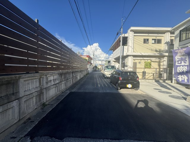 読谷村伊良皆（全2棟）B号棟の前面道路含む現地写真|※北側5.2m道路♪