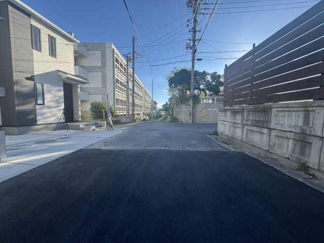 読谷村伊良皆（全2棟）B号棟の前面道路含む現地写真|※北側5.2m道路♪