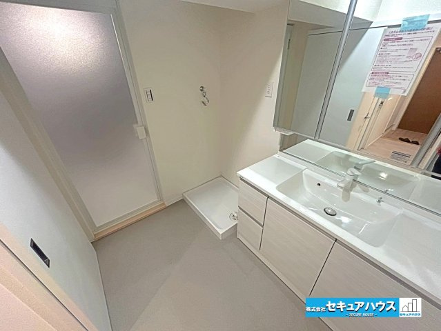 ロイヤルコンフォート日進の脱衣所|【洗面脱衣所】
◆3面鏡の独立洗面台と洗濯機置き場がございます。
◆洗面台、浴槽新品交換済みです。　　　　　　　　　　　　　　　　　　　　　　　　　　　　　　　　　　　　　　　　　　　　　　　　　　　