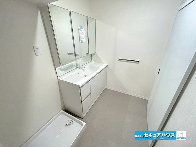 ロイヤルコンフォート日進の独立洗面台|【洗面台】
◆鏡の裏にはたっぷりと収納スペースを標準装備！
◆電源を付属しているのでドライヤーなど利用できます。
◆洗面台下や横にも収納が豊富です。タオルや着替えをしまうことができます。　　　　　　　