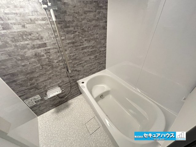 ロイヤルコンフォート日進の浴室|【浴室】
◆広々としたお風呂で毎日の疲れを癒やすバスタイムをお楽しみ下さい！
◆追い炊き機能を備えたオートバスです。　　　　　　　　　　　　　　　　　　　　　　　　　　　　　　　　　　　　　　　　　　